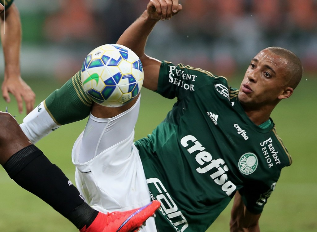 Palmeiras v Vitor Hugo