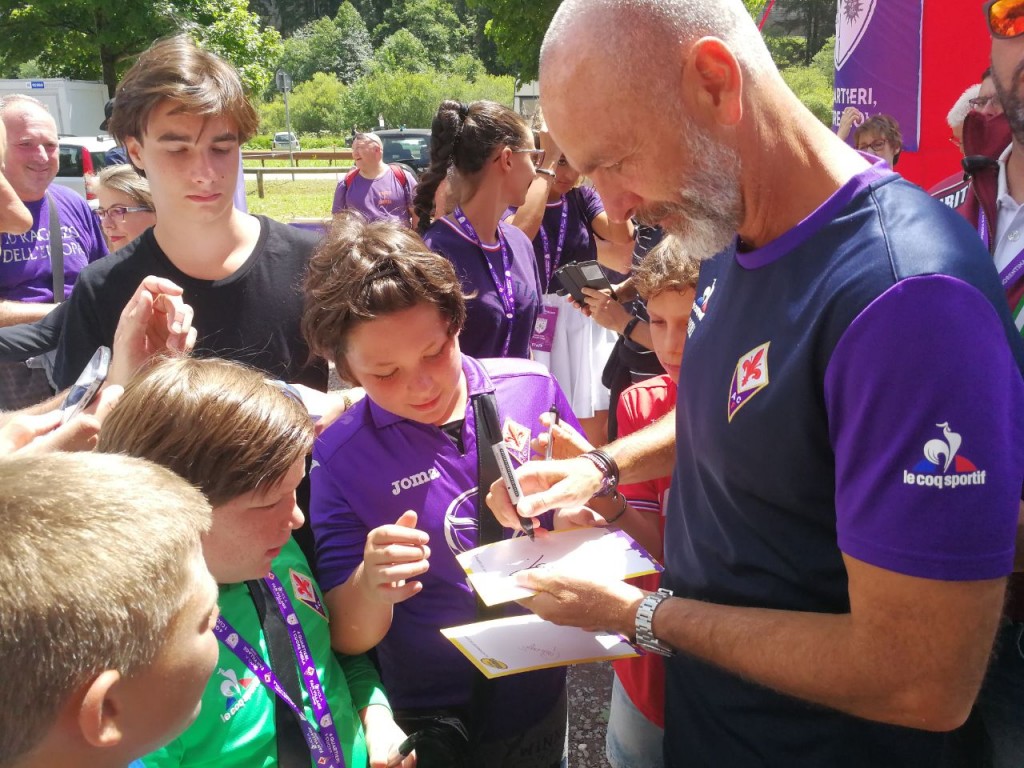 Pioli firma autografi