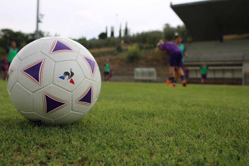 pallone campo fiorentina le coq sportif erba allenamento
