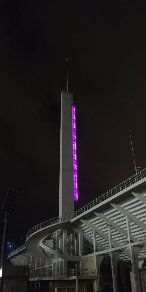 Torre di Maratona colorata di viola