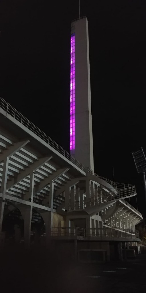 Torre di Maratona colorata di viola