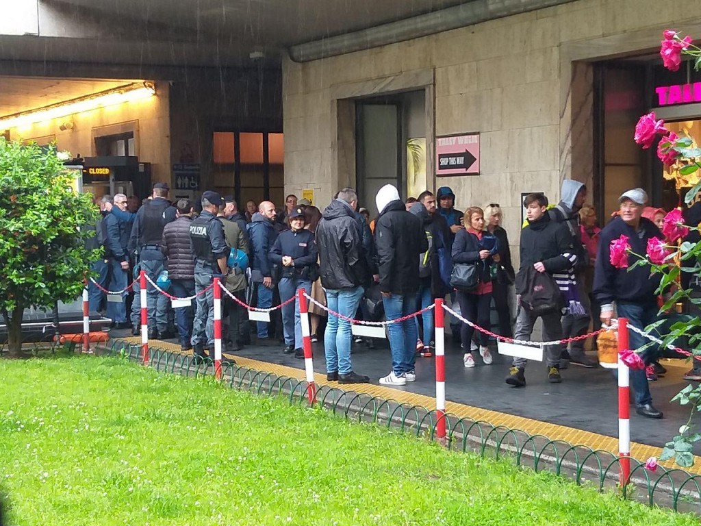 tifosi in partenza per empoli