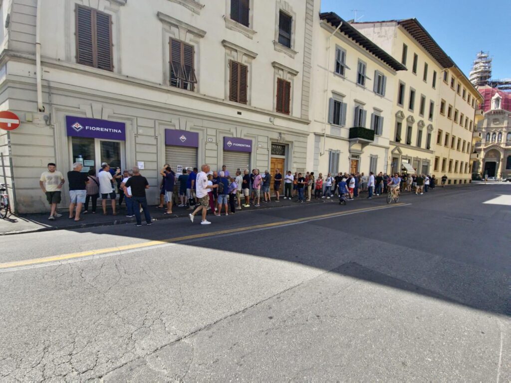 Tifosi al Fiorentina Point
