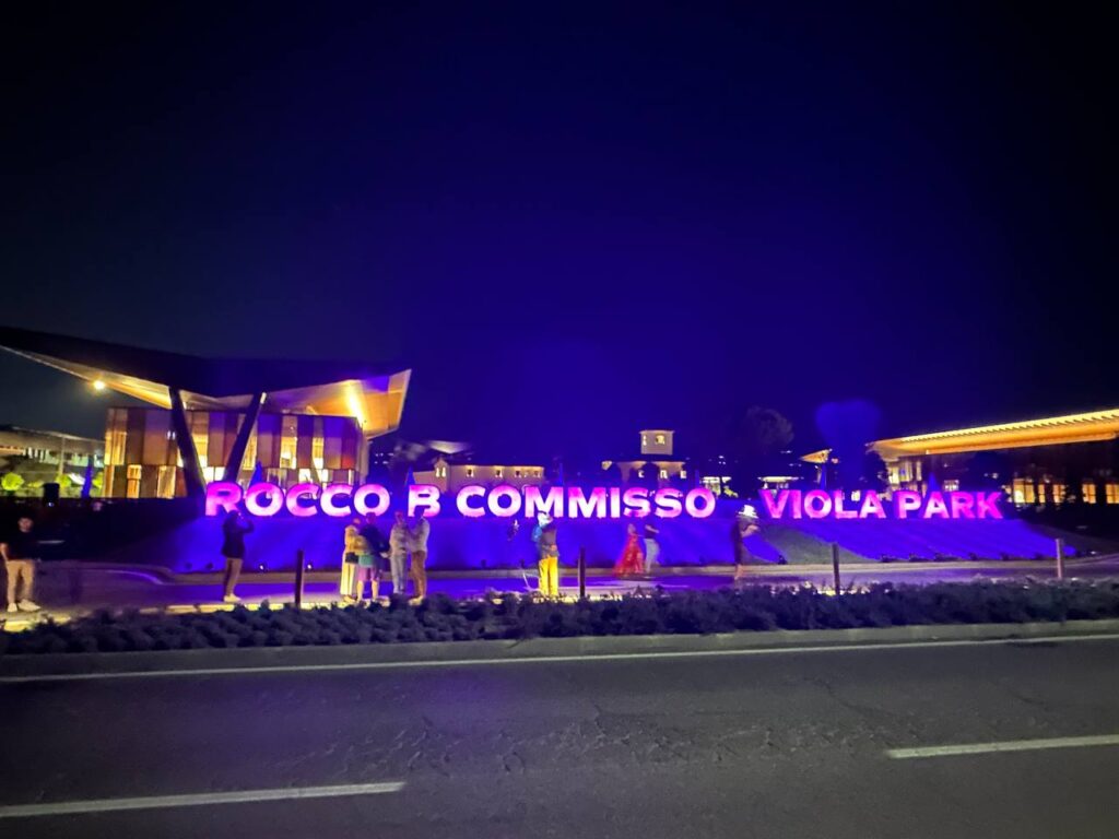 Scritta Viola Park