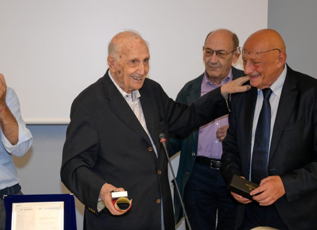 FIRENZE AL CENTRO TECNICO FEDERALE DI COVERCIANO E' STATA CONFERITA LA PENNA D'ORO A RAFFAELLO PALOSCIA ALLA CARRIERA PREMIO CONFERITO DALL'ASSOCIAZIONE STAMPA TOSCANA E DALL'UNIONE STAMPA SPORTIVA