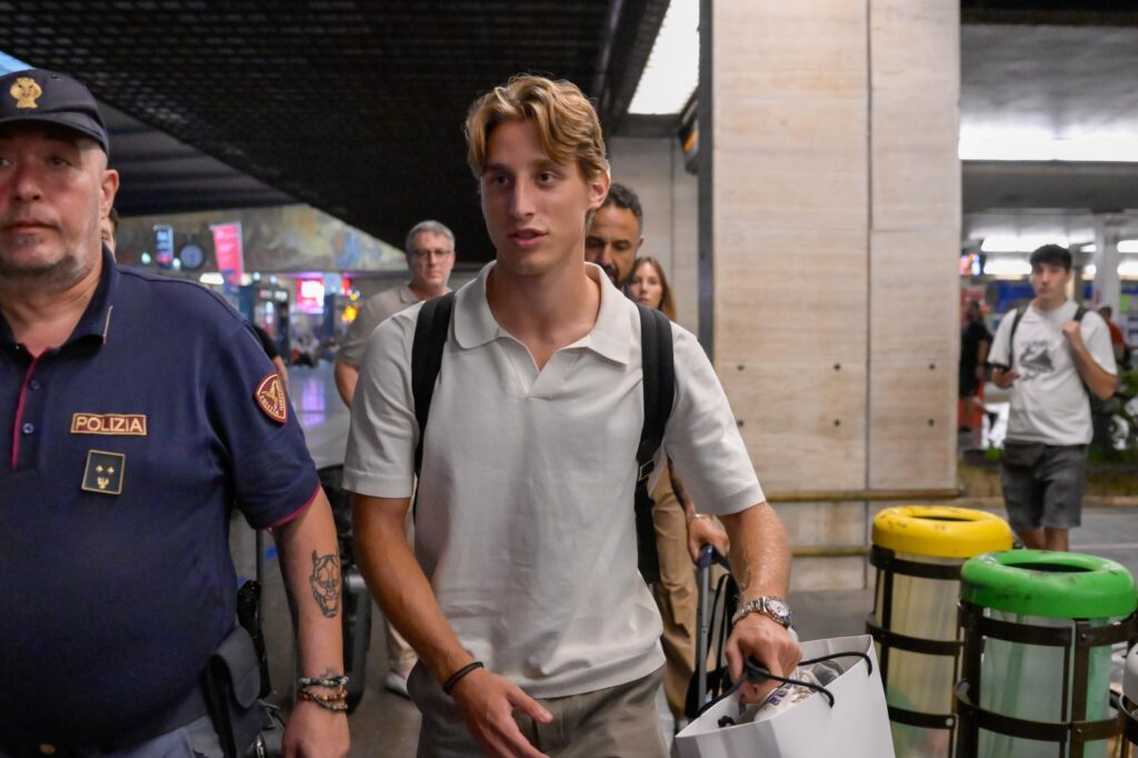 FIRENZE ALLA STAZIONE DI SANTA MARIA NOVELLA E' ARRIVATO IL NUOVO ACQUISTO DELLA FIORENTINA EDOARDO BOVE ACQUISTATO DALLA ROMA