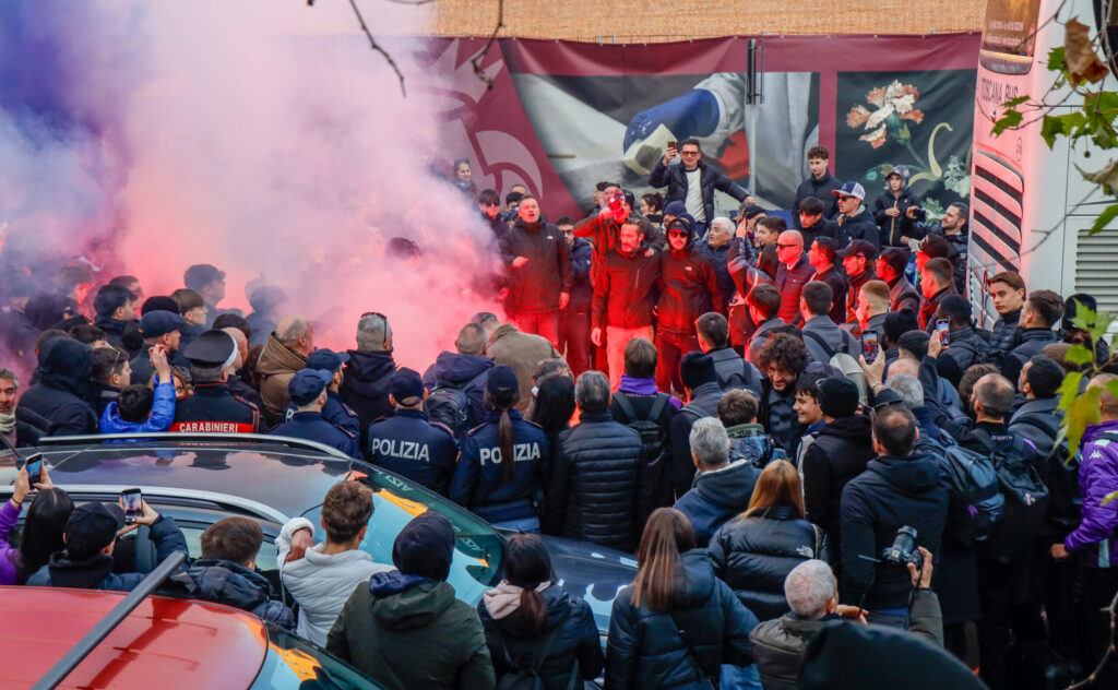 Tifosi Fiorentina piazzale montelungo