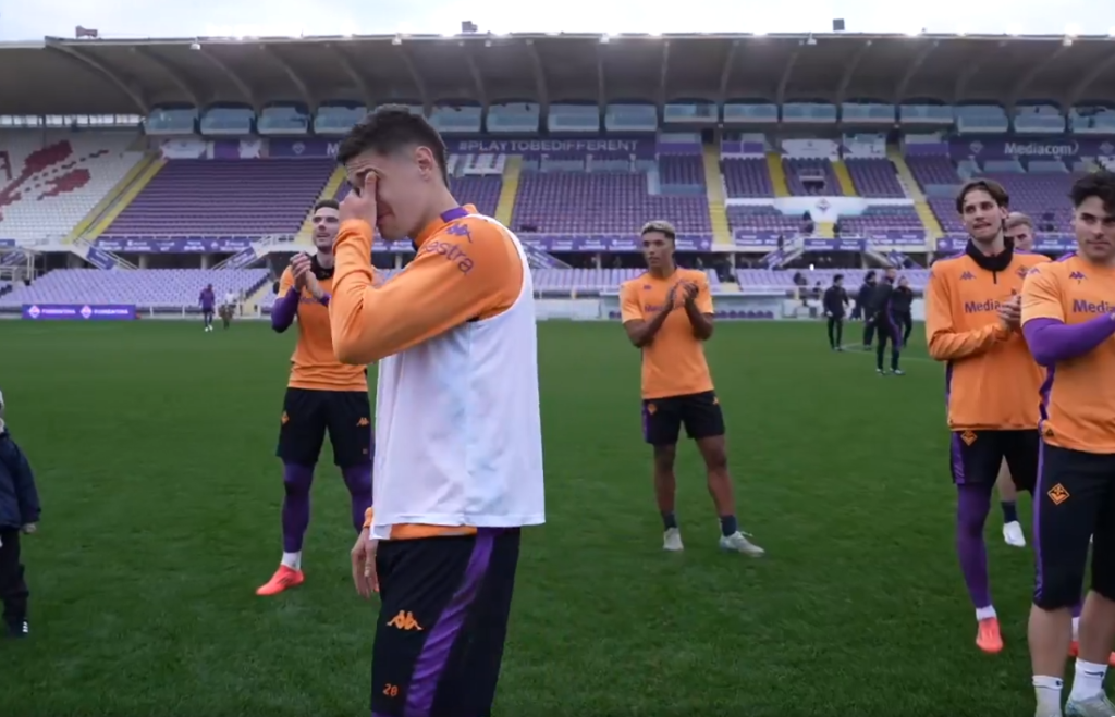 Martinez Quarta saluta i tifosi viola