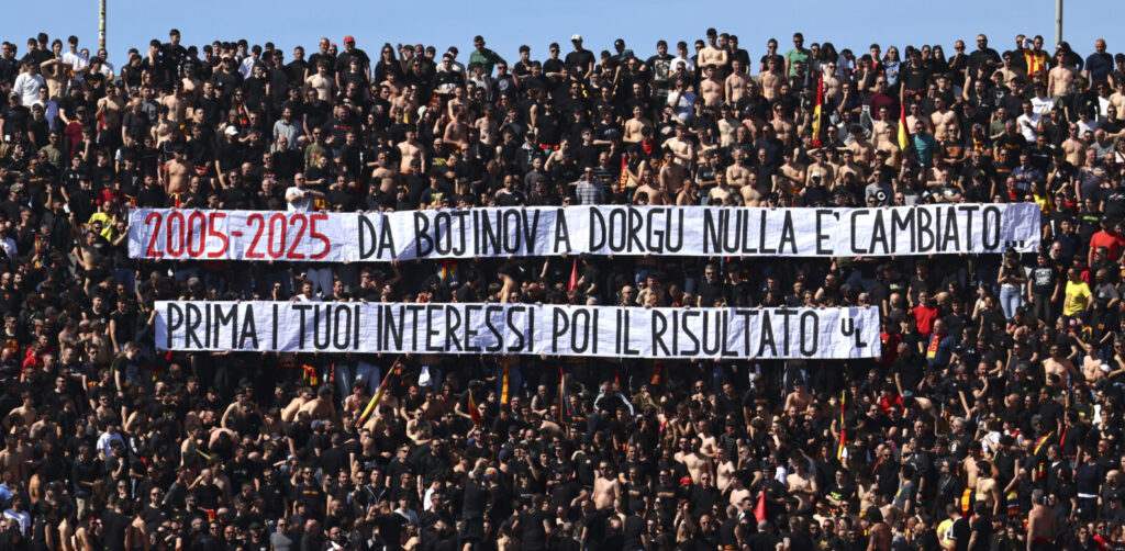 Striscione Lecce contro Corvino