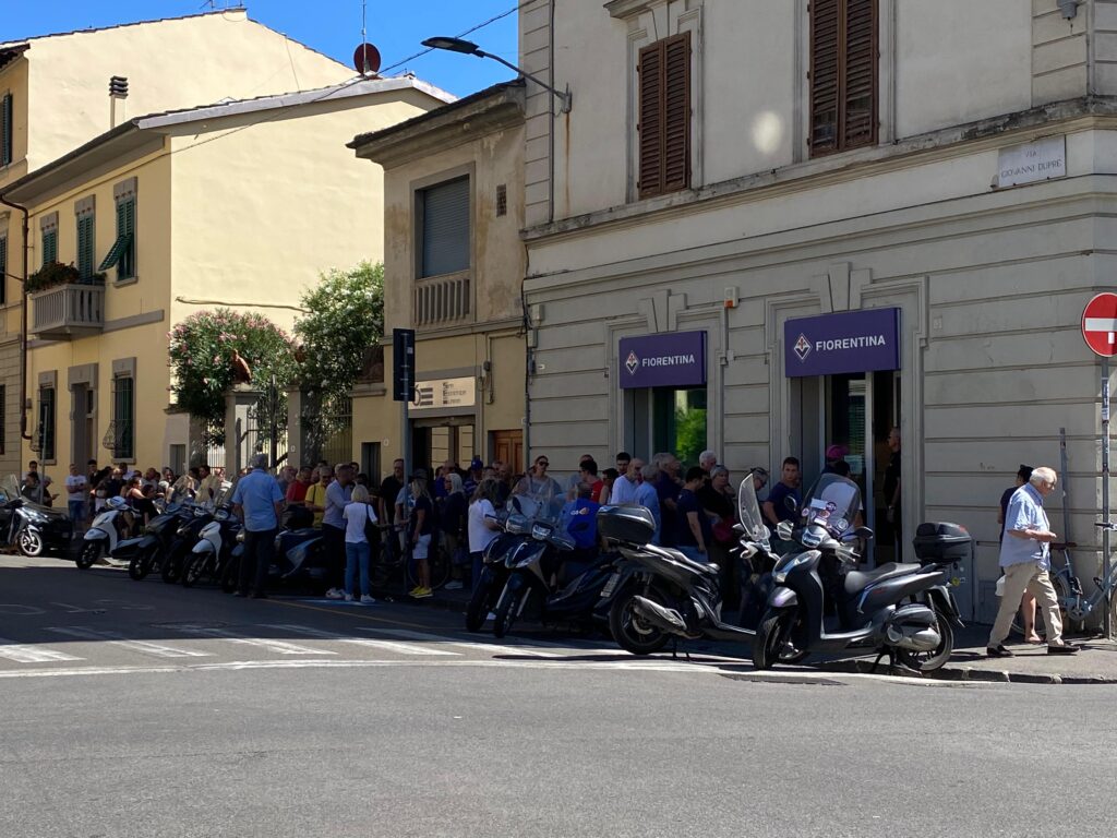 Coda tifosi Fiorentina Point, campagna abbonamenti