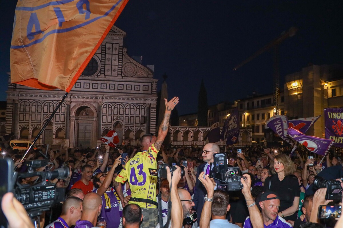 FIRENZE CORTEO DEI TIFOSI DELLA FIORENTINA PER LE VIE DEL CENTRO IN OCCASIONE DEL CENTENARIO DEL CLUB