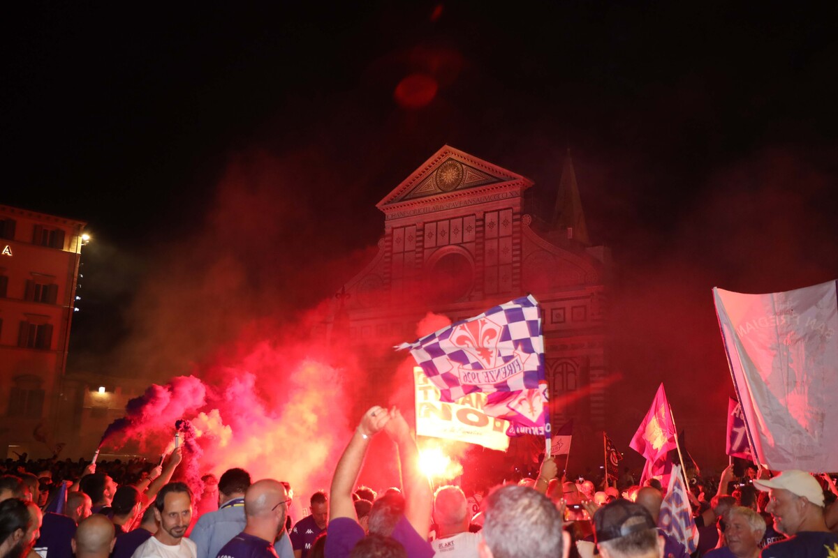 FIRENZE CORTEO DEI TIFOSI DELLA FIORENTINA PER LE VIE DEL CENTRO IN OCCASIONE DEL CENTENARIO DEL CLUB