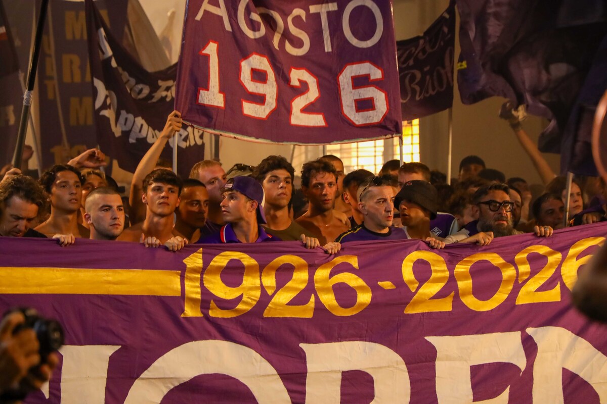 FIRENZE CORTEO DEI TIFOSI DELLA FIORENTINA PER LE VIE DEL CENTRO IN OCCASIONE DEL CENTENARIO DEL CLUB