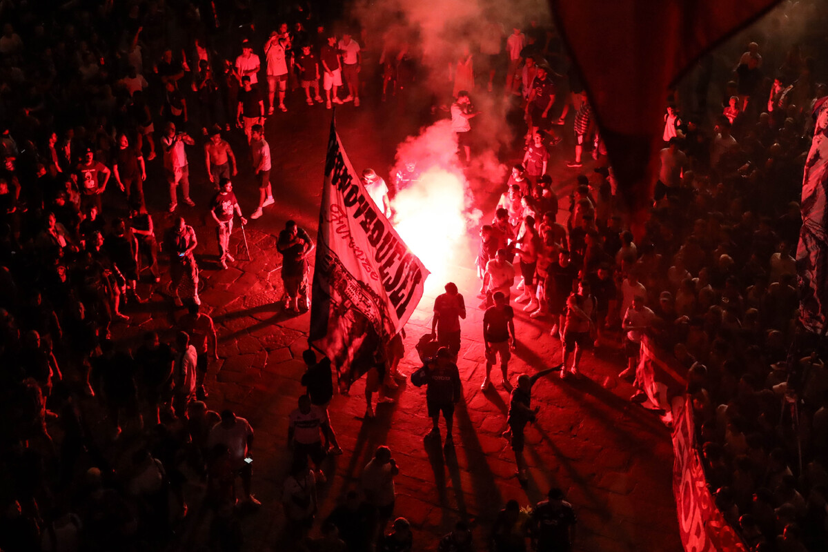 FIRENZE CORTEO DEI TIFOSI DELLA FIORENTINA PER LE VIE DEL CENTRO IN OCCASIONE DEL CENTENARIO DEL CLUB